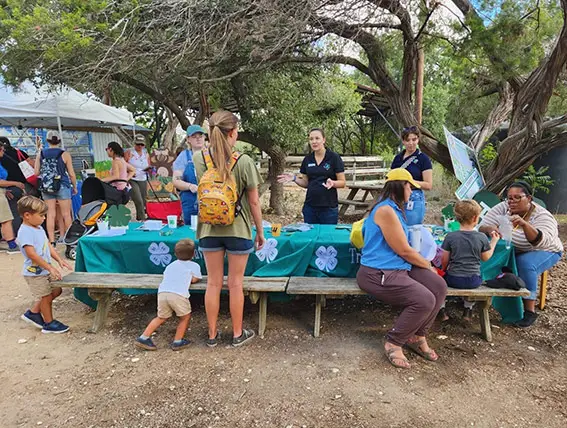 Children experiencing Homeschool Day at the Austin Zoo